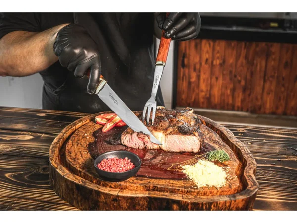 O papel da faca na apresentação da carne: cortes que valorizam o prato.