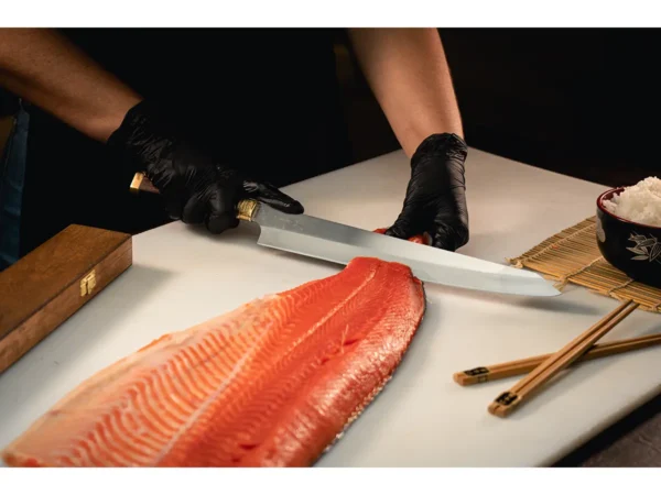 Facas de cozinha ocidentais vs. orientais: diferenças e aplicações.