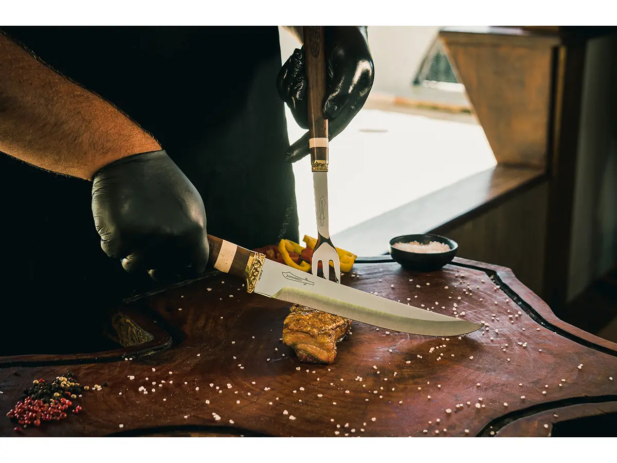 Como o fio da faca influencia o sabor e a textura da carne.